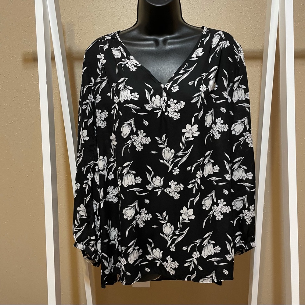 Adrienne Vittadini black and white floral top, size L